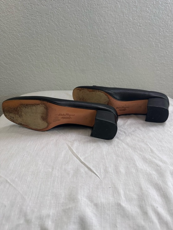 Salvatore Ferragamo Boutique Black Leather Pumps Size 8C Gold Gancini Italy - Picture 10 of 15